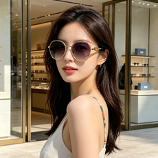Gucci古奇 2026被问爆的八角墨镜🕶️ 高级感八角金属镜框,不挑脸型! 巧妙修饰颧骨方圆脸直接闭眼冲✨ 镜腿标志性 Gucci古奇 2026被问爆的八角墨镜🕶️ 高级感八角金属镜框,不挑脸型! 巧妙修饰颧骨方圆脸直接闭眼冲✨ 镜腿标志性