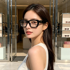 MIU MIU缪缪复古小方框墨镜🕶️ 火爆出圈的猫眼小方框,甜酷少女本命眼镜 利落窄框轮廓,修饰颧骨,方圆脸、圆脸友好 MIU MIU缪缪复古小方框墨镜🕶️ 火爆出圈的猫眼小方框,甜酷少女本命眼镜 利落窄框轮廓,修饰颧骨,方圆脸、圆脸友好