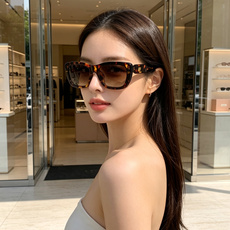 MIU MIU缪缪复古小方框墨镜🕶️ 火爆出圈的猫眼小方框,甜酷少女本命眼镜 利落窄框轮廓,修饰颧骨,方圆脸、圆脸友好 MIU MIU缪缪复古小方框墨镜🕶️ 火爆出圈的猫眼小方框,甜酷少女本命眼镜 利落窄框轮廓,修饰颧骨,方圆脸、圆脸友好
