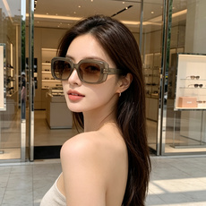 Miu Miu缪缪 方块墨镜|复古美式氛围感🕶️ 厚板材小方盒镜框,自带千禧年复古格调 镜侧立体金属字母logo,精致又 Miu Miu缪缪 方块墨镜|复古美式氛围感🕶️ 厚板材小方盒镜框,自带千禧年复古格调 镜侧立体金属字母logo,精致又