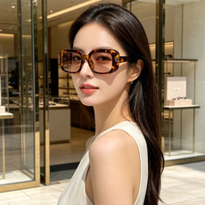 Miu Miu缪缪 方块墨镜|复古美式氛围感🕶️ 厚板材小方盒镜框,自带千禧年复古格调 镜侧立体金属字母logo,精致又 Miu Miu缪缪 方块墨镜|复古美式氛围感🕶️ 厚板材小方盒镜框,自带千禧年复古格调 镜侧立体金属字母logo,精致又