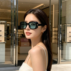 Miu Miu缪缪 方块墨镜|复古美式氛围感🕶️ 厚板材小方盒镜框,自带千禧年复古格调 镜侧立体金属字母logo,精致又 Miu Miu缪缪 方块墨镜|复古美式氛围感🕶️ 厚板材小方盒镜框,自带千禧年复古格调 镜侧立体金属字母logo,精致又