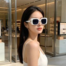 Miu Miu缪缪 方块墨镜|复古美式氛围感🕶️ 厚板材小方盒镜框,自带千禧年复古格调 镜侧立体金属字母logo,精致又 Miu Miu缪缪 方块墨镜|复古美式氛围感🕶️ 厚板材小方盒镜框,自带千禧年复古格调 镜侧立体金属字母logo,精致又