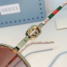 Gucci古奇 2026被问爆的八角墨镜🕶️ 高级感八角金属镜框,不挑脸型! 巧妙修饰颧骨方圆脸直接闭眼冲✨ 镜腿标志性 Gucci古奇 2026被问爆的八角墨镜🕶️ 高级感八角金属镜框,不挑脸型! 巧妙修饰颧骨方圆脸直接闭眼冲✨ 镜腿标志性