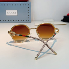 Gucci古奇 2026被问爆的八角墨镜🕶️ 高级感八角金属镜框,不挑脸型! 巧妙修饰颧骨方圆脸直接闭眼冲✨ 镜腿标志性 Gucci古奇 2026被问爆的八角墨镜🕶️ 高级感八角金属镜框,不挑脸型! 巧妙修饰颧骨方圆脸直接闭眼冲✨ 镜腿标志性