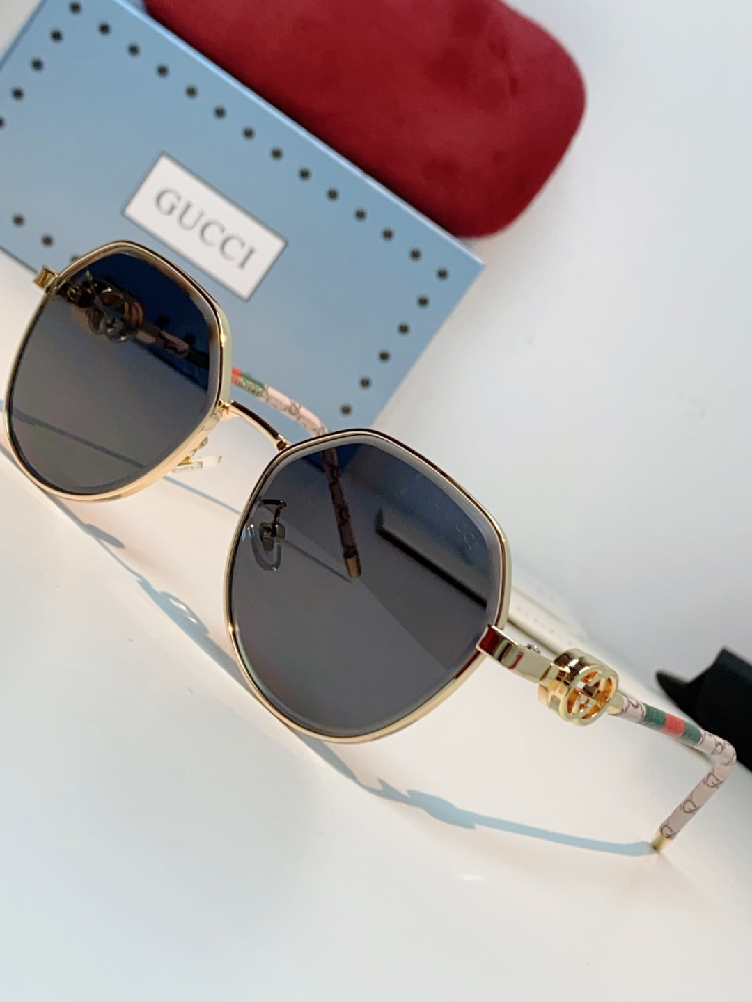 Gucci古奇 2026被问爆的八角墨镜🕶️ 高级感八角金属镜框,不挑脸型! 巧妙修饰颧骨方圆脸直接闭眼冲✨ 镜腿标志性 Gucci古奇 2026被问爆的八角墨镜🕶️ 高级感八角金属镜框,不挑脸型! 巧妙修饰颧骨方圆脸直接闭眼冲✨ 镜腿标志性
