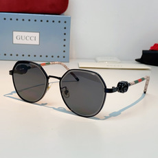 Gucci古奇 2026被问爆的八角墨镜🕶️ 高级感八角金属镜框,不挑脸型! 巧妙修饰颧骨方圆脸直接闭眼冲✨ 镜腿标志性 Gucci古奇 2026被问爆的八角墨镜🕶️ 高级感八角金属镜框,不挑脸型! 巧妙修饰颧骨方圆脸直接闭眼冲✨ 镜腿标志性