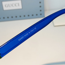 Gucci古驰 2026经典金蜜蜂墨镜|氛围感百搭神器🕶圆润大框版型,柔和修饰颧骨,方圆脸友好不挑脸型,镜腿标志性小金蜜 Gucci古驰 2026经典金蜜蜂墨镜|氛围感百搭神器🕶圆润大框版型,柔和修饰颧骨,方圆脸友好不挑脸型,镜腿标志性小金蜜