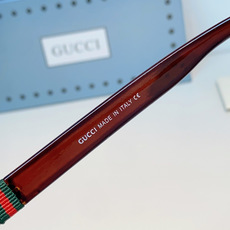 Gucci古驰 2026经典金蜜蜂墨镜|氛围感百搭神器🕶圆润大框版型,柔和修饰颧骨,方圆脸友好不挑脸型,镜腿标志性小金蜜 Gucci古驰 2026经典金蜜蜂墨镜|氛围感百搭神器🕶圆润大框版型,柔和修饰颧骨,方圆脸友好不挑脸型,镜腿标志性小金蜜