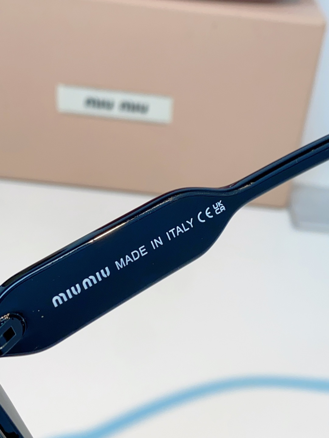 MIU MIU缪缪复古小方框墨镜🕶️ 火爆出圈的猫眼小方框，甜酷少女本命眼镜 利落窄框轮廓，修饰颧骨，方圆脸、圆脸友好