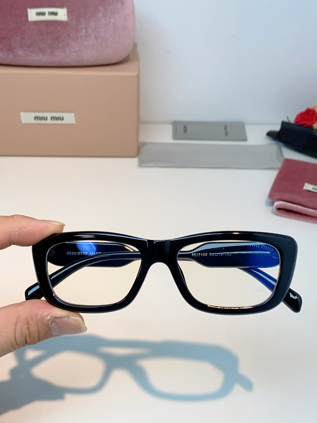 MIU MIU缪缪复古小方框墨镜🕶️ 火爆出圈的猫眼小方框，甜酷少女本命眼镜 利落窄框轮廓，修饰颧骨，方圆脸、圆脸友好