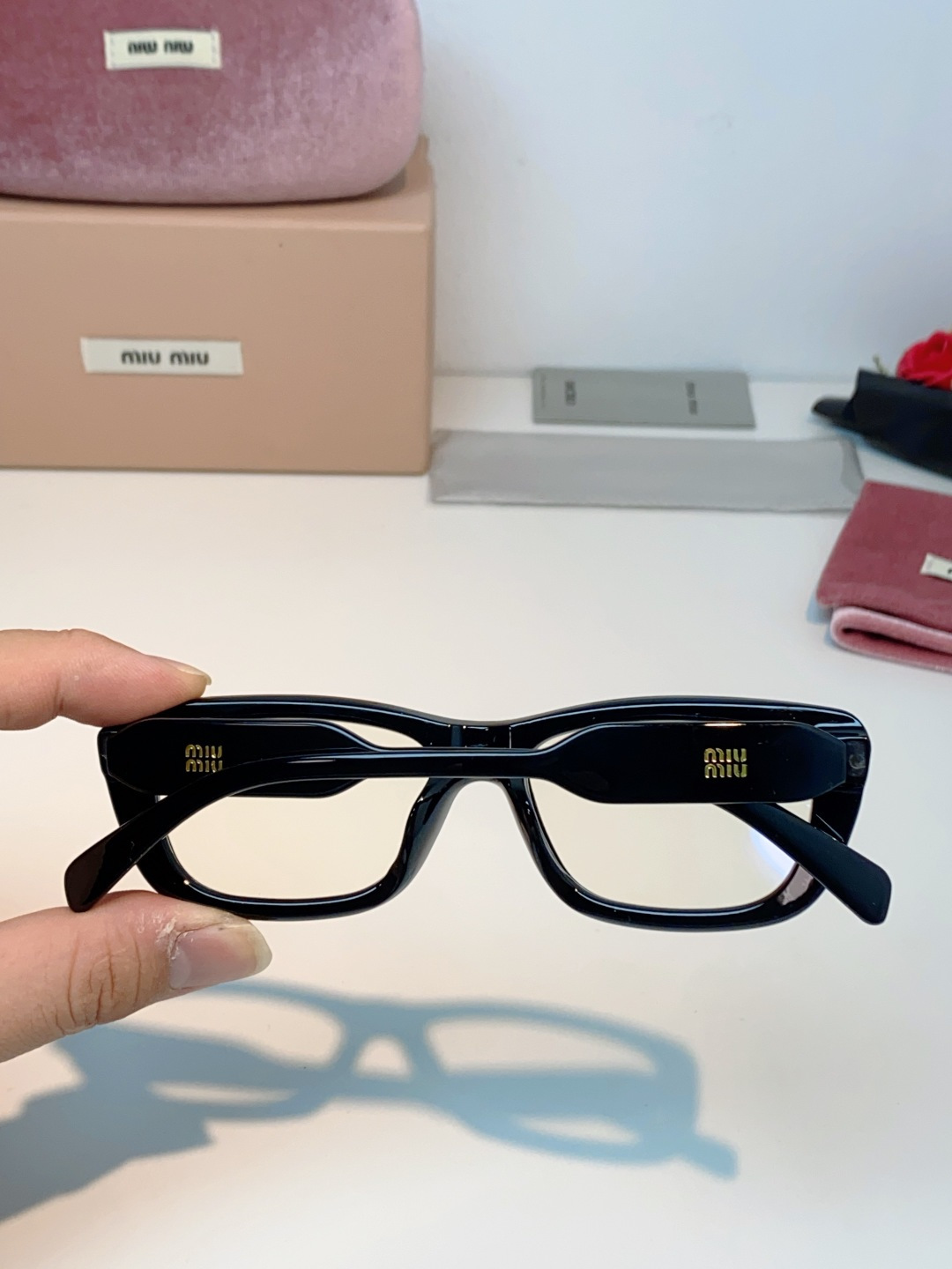 MIU MIU缪缪复古小方框墨镜🕶️ 火爆出圈的猫眼小方框，甜酷少女本命眼镜 利落窄框轮廓，修饰颧骨，方圆脸、圆脸友好