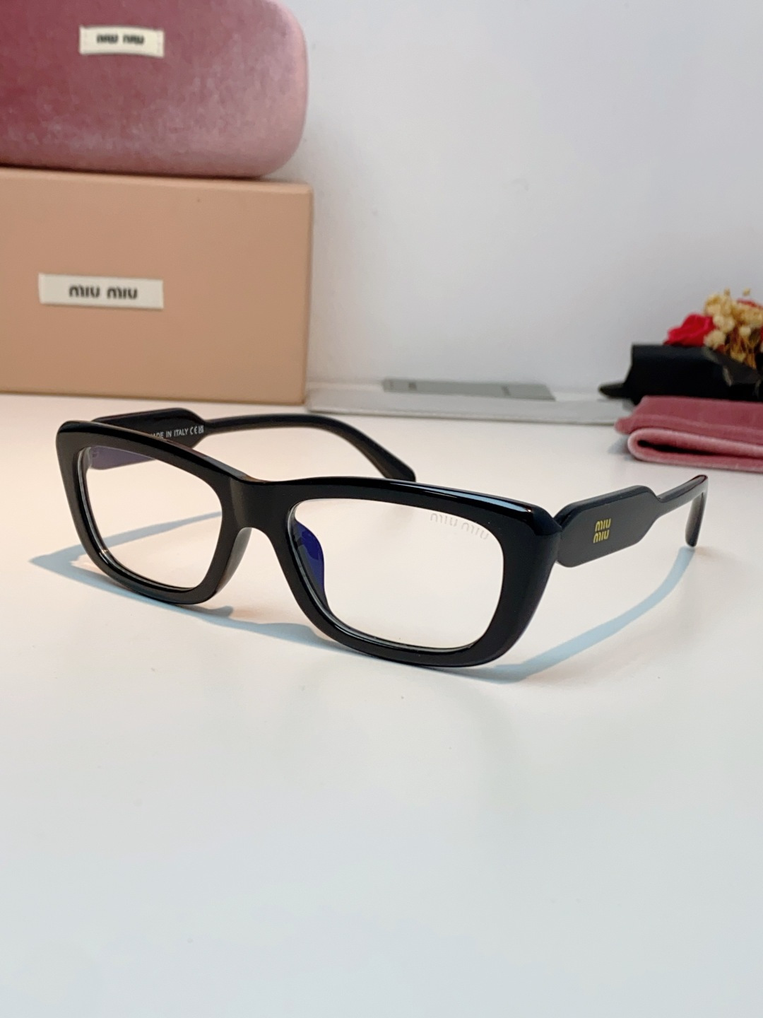 MIU MIU缪缪复古小方框墨镜🕶️ 火爆出圈的猫眼小方框，甜酷少女本命眼镜 利落窄框轮廓，修饰颧骨，方圆脸、圆脸友好
