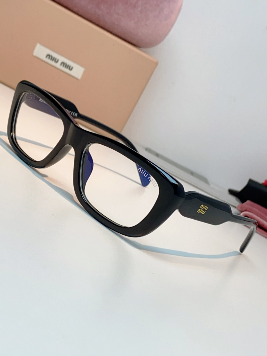 MIU MIU缪缪复古小方框墨镜🕶️ 火爆出圈的猫眼小方框，甜酷少女本命眼镜 利落窄框轮廓，修饰颧骨，方圆脸、圆脸友好