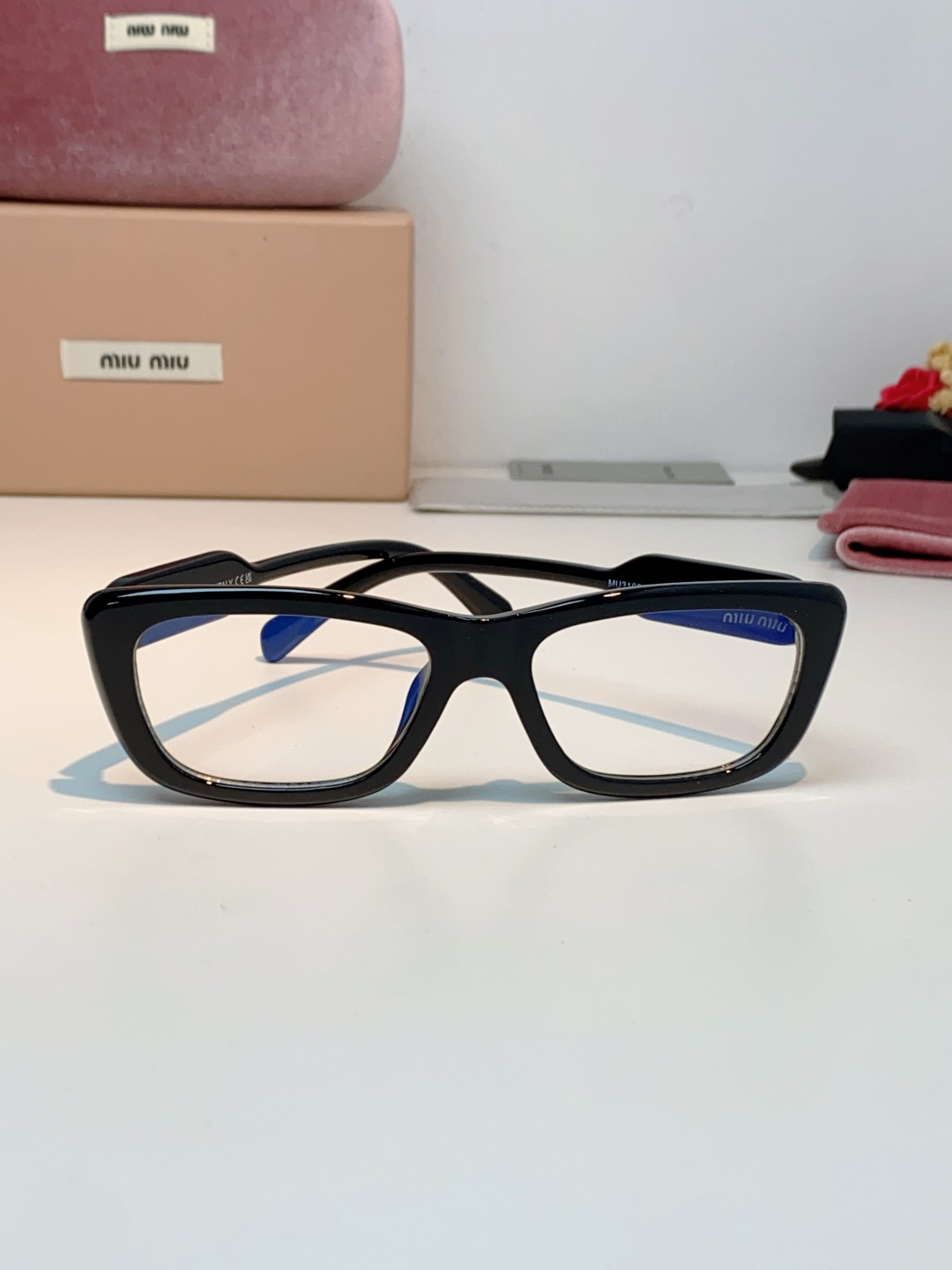 MIU MIU缪缪复古小方框墨镜🕶️ 火爆出圈的猫眼小方框，甜酷少女本命眼镜 利落窄框轮廓，修饰颧骨，方圆脸、圆脸友好