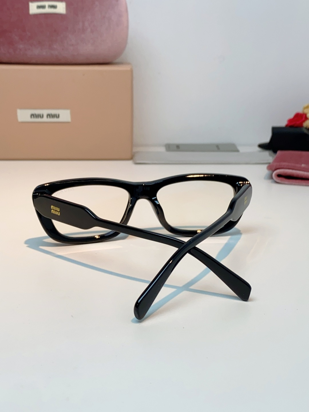 MIU MIU缪缪复古小方框墨镜🕶️ 火爆出圈的猫眼小方框，甜酷少女本命眼镜 利落窄框轮廓，修饰颧骨，方圆脸、圆脸友好