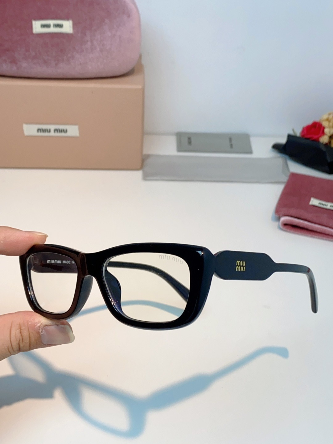 MIU MIU缪缪复古小方框墨镜🕶️ 火爆出圈的猫眼小方框，甜酷少女本命眼镜 利落窄框轮廓，修饰颧骨，方圆脸、圆脸友好