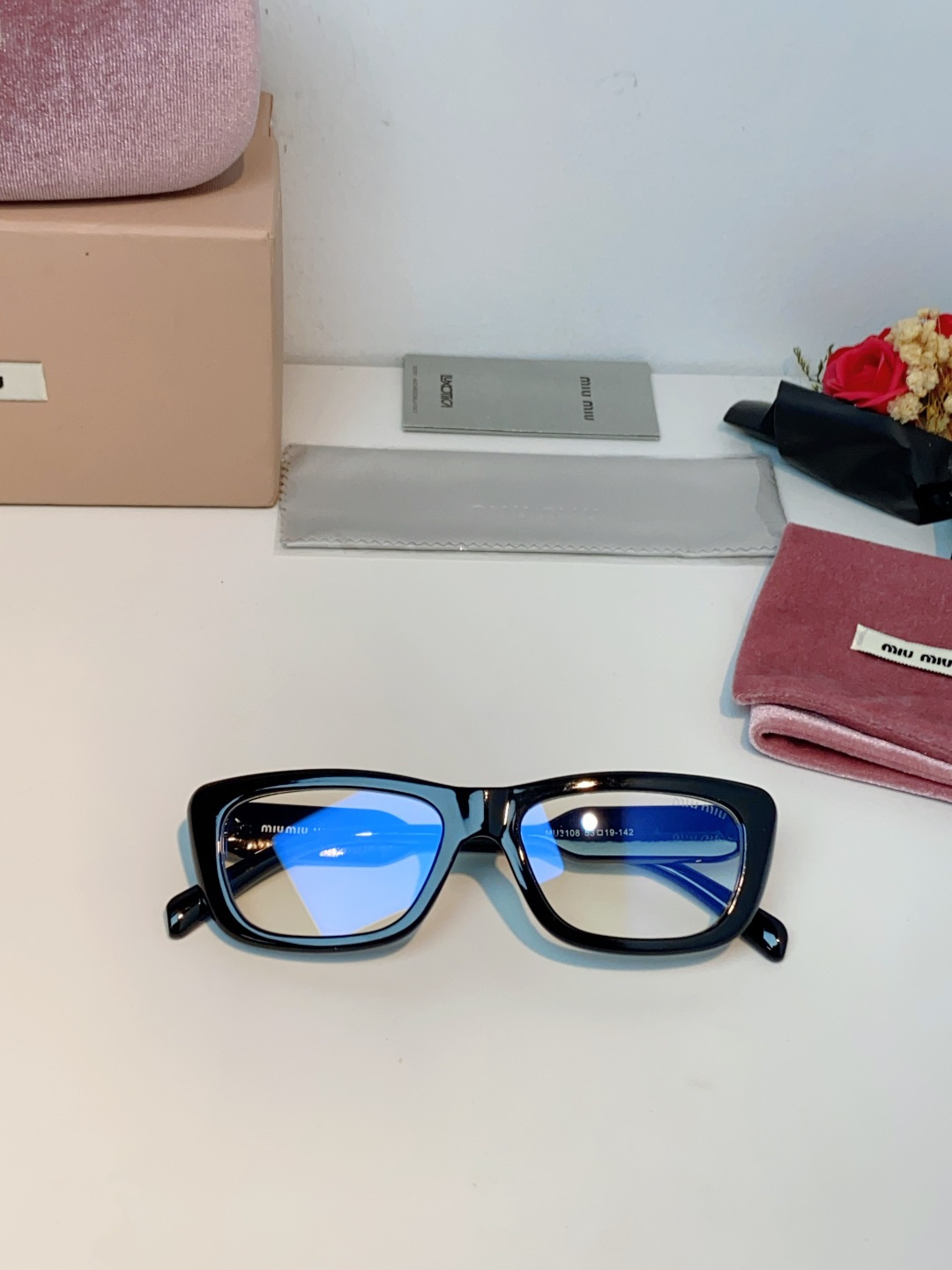 MIU MIU缪缪复古小方框墨镜🕶️ 火爆出圈的猫眼小方框，甜酷少女本命眼镜 利落窄框轮廓，修饰颧骨，方圆脸、圆脸友好