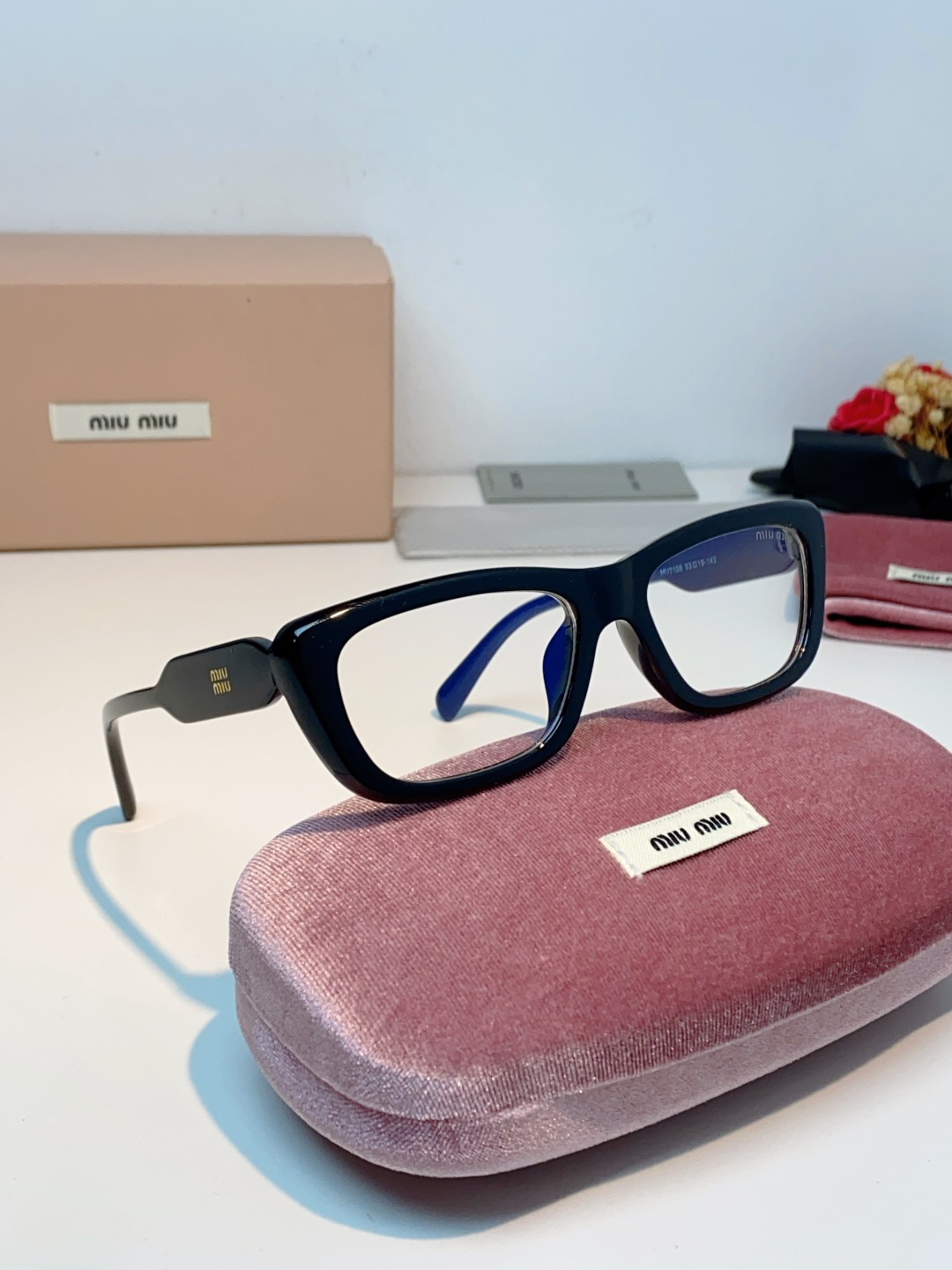 MIU MIU缪缪复古小方框墨镜🕶️ 火爆出圈的猫眼小方框，甜酷少女本命眼镜 利落窄框轮廓，修饰颧骨，方圆脸、圆脸友好