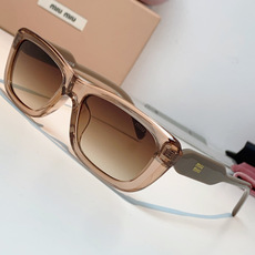 MIU MIU缪缪复古小方框墨镜🕶️ 火爆出圈的猫眼小方框,甜酷少女本命眼镜 利落窄框轮廓,修饰颧骨,方圆脸、圆脸友好 MIU MIU缪缪复古小方框墨镜🕶️ 火爆出圈的猫眼小方框,甜酷少女本命眼镜 利落窄框轮廓,修饰颧骨,方圆脸、圆脸友好