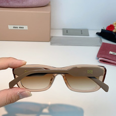 MIU MIU缪缪复古小方框墨镜🕶️ 火爆出圈的猫眼小方框,甜酷少女本命眼镜 利落窄框轮廓,修饰颧骨,方圆脸、圆脸友好 MIU MIU缪缪复古小方框墨镜🕶️ 火爆出圈的猫眼小方框,甜酷少女本命眼镜 利落窄框轮廓,修饰颧骨,方圆脸、圆脸友好