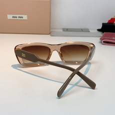 MIU MIU缪缪复古小方框墨镜🕶️ 火爆出圈的猫眼小方框,甜酷少女本命眼镜 利落窄框轮廓,修饰颧骨,方圆脸、圆脸友好 MIU MIU缪缪复古小方框墨镜🕶️ 火爆出圈的猫眼小方框,甜酷少女本命眼镜 利落窄框轮廓,修饰颧骨,方圆脸、圆脸友好