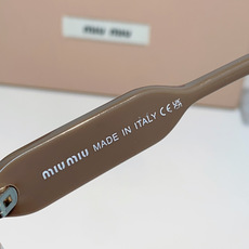 MIU MIU缪缪复古小方框墨镜🕶️ 火爆出圈的猫眼小方框,甜酷少女本命眼镜 利落窄框轮廓,修饰颧骨,方圆脸、圆脸友好 MIU MIU缪缪复古小方框墨镜🕶️ 火爆出圈的猫眼小方框,甜酷少女本命眼镜 利落窄框轮廓,修饰颧骨,方圆脸、圆脸友好
