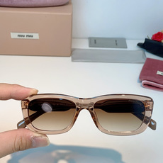 MIU MIU缪缪复古小方框墨镜🕶️ 火爆出圈的猫眼小方框,甜酷少女本命眼镜 利落窄框轮廓,修饰颧骨,方圆脸、圆脸友好 MIU MIU缪缪复古小方框墨镜🕶️ 火爆出圈的猫眼小方框,甜酷少女本命眼镜 利落窄框轮廓,修饰颧骨,方圆脸、圆脸友好