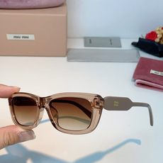 MIU MIU缪缪复古小方框墨镜🕶️ 火爆出圈的猫眼小方框,甜酷少女本命眼镜 利落窄框轮廓,修饰颧骨,方圆脸、圆脸友好 MIU MIU缪缪复古小方框墨镜🕶️ 火爆出圈的猫眼小方框,甜酷少女本命眼镜 利落窄框轮廓,修饰颧骨,方圆脸、圆脸友好