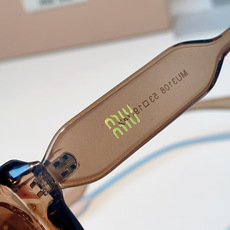 MIU MIU缪缪复古小方框墨镜🕶️ 火爆出圈的猫眼小方框,甜酷少女本命眼镜 利落窄框轮廓,修饰颧骨,方圆脸、圆脸友好 MIU MIU缪缪复古小方框墨镜🕶️ 火爆出圈的猫眼小方框,甜酷少女本命眼镜 利落窄框轮廓,修饰颧骨,方圆脸、圆脸友好