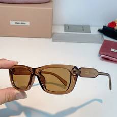 MIU MIU缪缪复古小方框墨镜🕶️ 火爆出圈的猫眼小方框,甜酷少女本命眼镜 利落窄框轮廓,修饰颧骨,方圆脸、圆脸友好 MIU MIU缪缪复古小方框墨镜🕶️ 火爆出圈的猫眼小方框,甜酷少女本命眼镜 利落窄框轮廓,修饰颧骨,方圆脸、圆脸友好
