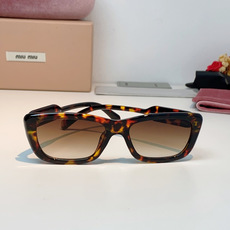 MIU MIU缪缪复古小方框墨镜🕶️ 火爆出圈的猫眼小方框,甜酷少女本命眼镜 利落窄框轮廓,修饰颧骨,方圆脸、圆脸友好 MIU MIU缪缪复古小方框墨镜🕶️ 火爆出圈的猫眼小方框,甜酷少女本命眼镜 利落窄框轮廓,修饰颧骨,方圆脸、圆脸友好