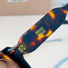 MIU MIU缪缪复古小方框墨镜🕶️ 火爆出圈的猫眼小方框,甜酷少女本命眼镜 利落窄框轮廓,修饰颧骨,方圆脸、圆脸友好 MIU MIU缪缪复古小方框墨镜🕶️ 火爆出圈的猫眼小方框,甜酷少女本命眼镜 利落窄框轮廓,修饰颧骨,方圆脸、圆脸友好