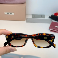 MIU MIU缪缪复古小方框墨镜🕶️ 火爆出圈的猫眼小方框,甜酷少女本命眼镜 利落窄框轮廓,修饰颧骨,方圆脸、圆脸友好 MIU MIU缪缪复古小方框墨镜🕶️ 火爆出圈的猫眼小方框,甜酷少女本命眼镜 利落窄框轮廓,修饰颧骨,方圆脸、圆脸友好