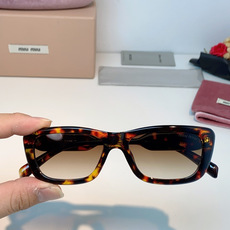 MIU MIU缪缪复古小方框墨镜🕶️ 火爆出圈的猫眼小方框,甜酷少女本命眼镜 利落窄框轮廓,修饰颧骨,方圆脸、圆脸友好 MIU MIU缪缪复古小方框墨镜🕶️ 火爆出圈的猫眼小方框,甜酷少女本命眼镜 利落窄框轮廓,修饰颧骨,方圆脸、圆脸友好