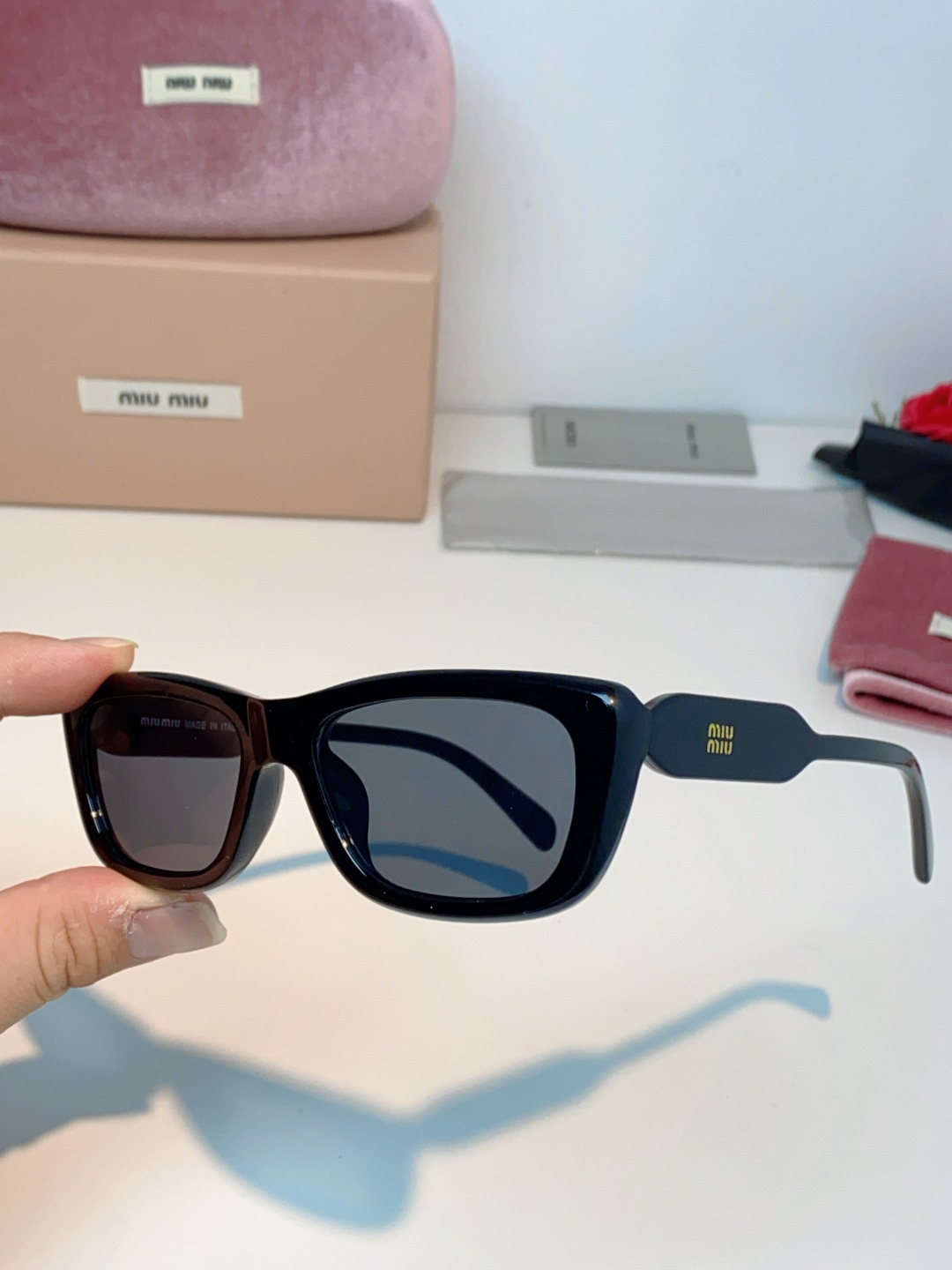 MIU MIU缪缪复古小方框墨镜🕶️ 火爆出圈的猫眼小方框，甜酷少女本命眼镜 利落窄框轮廓，修饰颧骨，方圆脸、圆脸友好