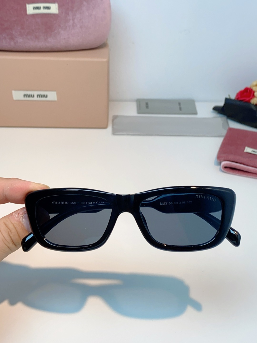 MIU MIU缪缪复古小方框墨镜🕶️ 火爆出圈的猫眼小方框，甜酷少女本命眼镜 利落窄框轮廓，修饰颧骨，方圆脸、圆脸友好