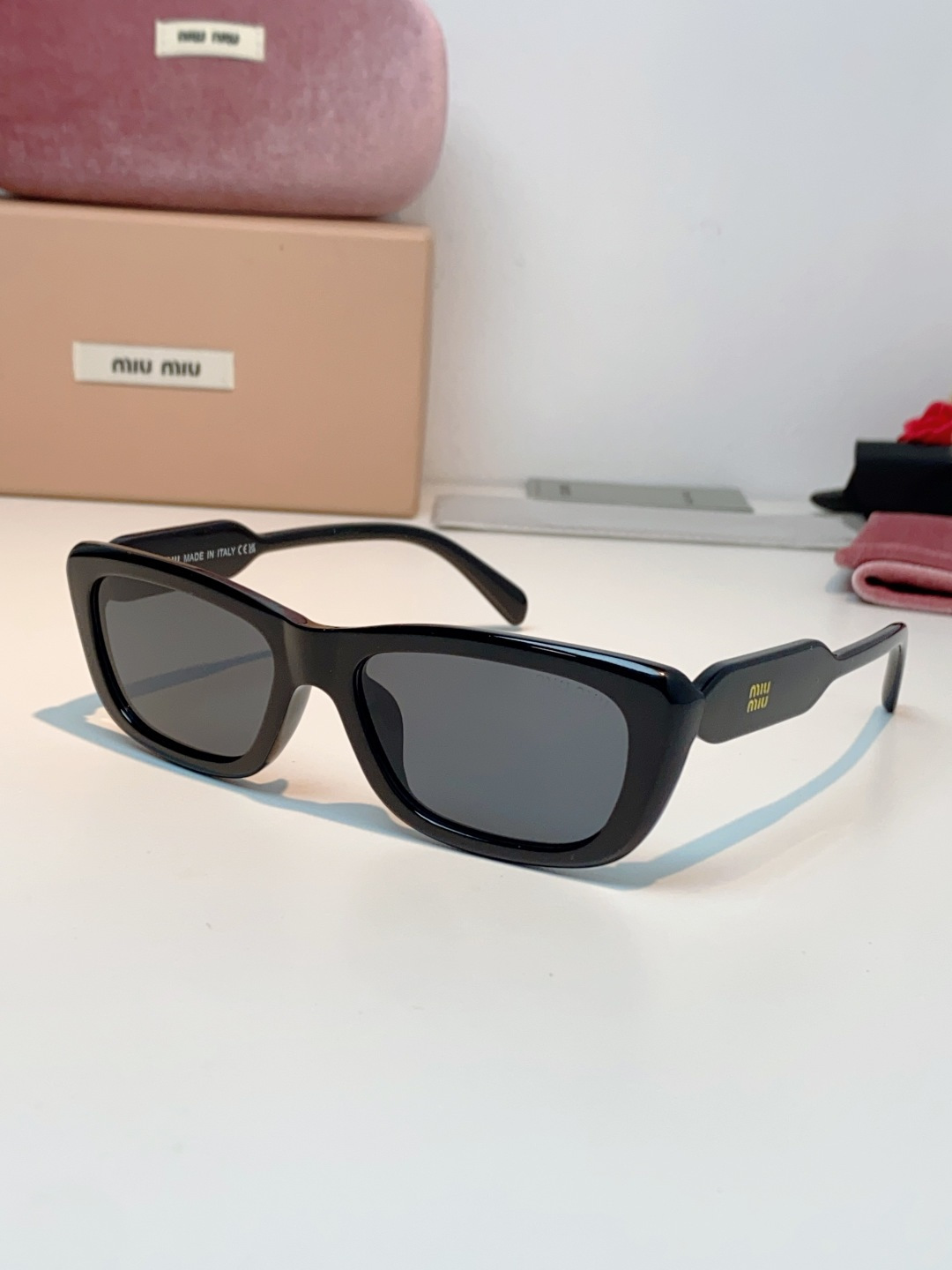 MIU MIU缪缪复古小方框墨镜🕶️ 火爆出圈的猫眼小方框，甜酷少女本命眼镜 利落窄框轮廓，修饰颧骨，方圆脸、圆脸友好