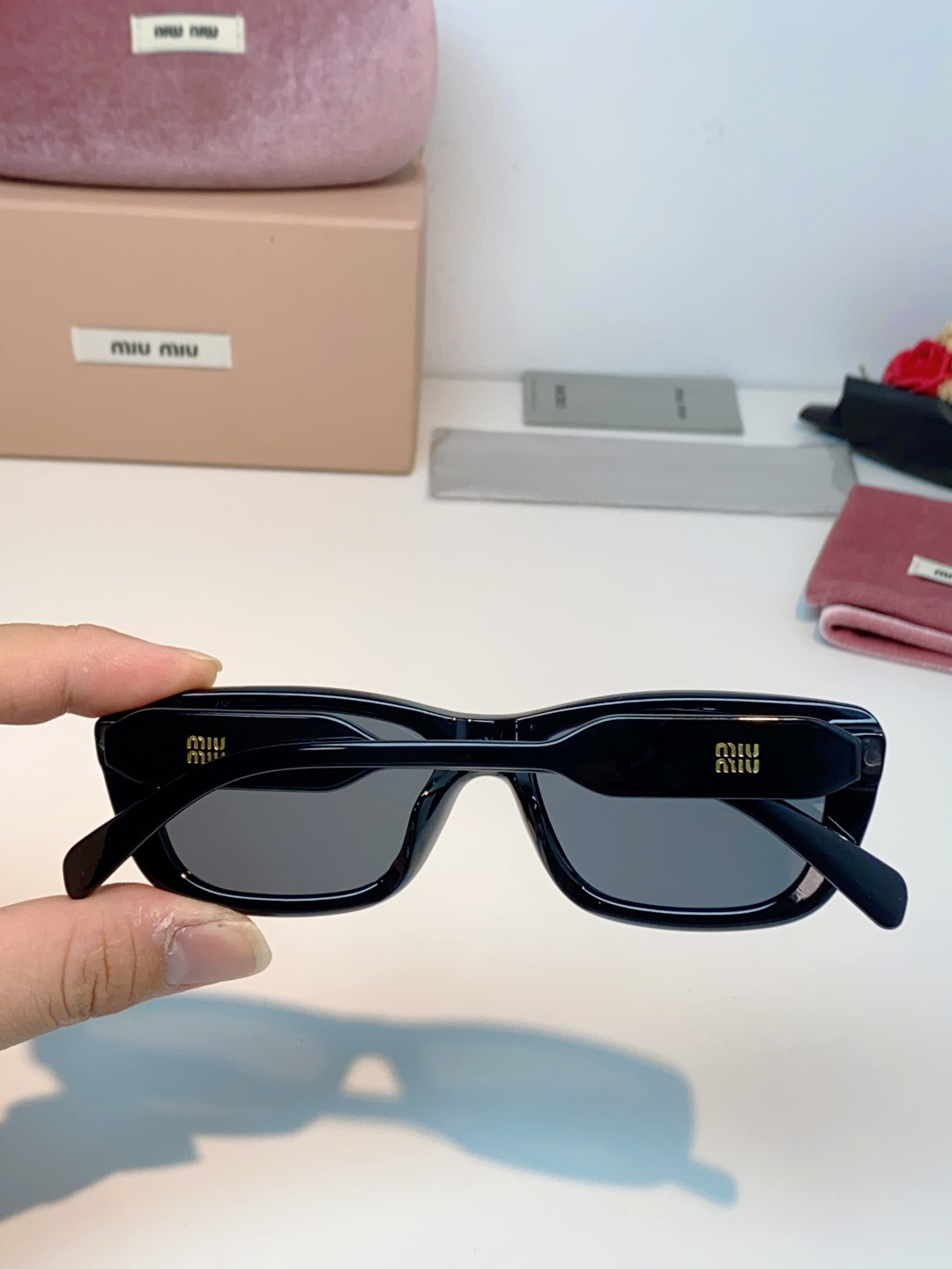 MIU MIU缪缪复古小方框墨镜🕶️ 火爆出圈的猫眼小方框，甜酷少女本命眼镜 利落窄框轮廓，修饰颧骨，方圆脸、圆脸友好