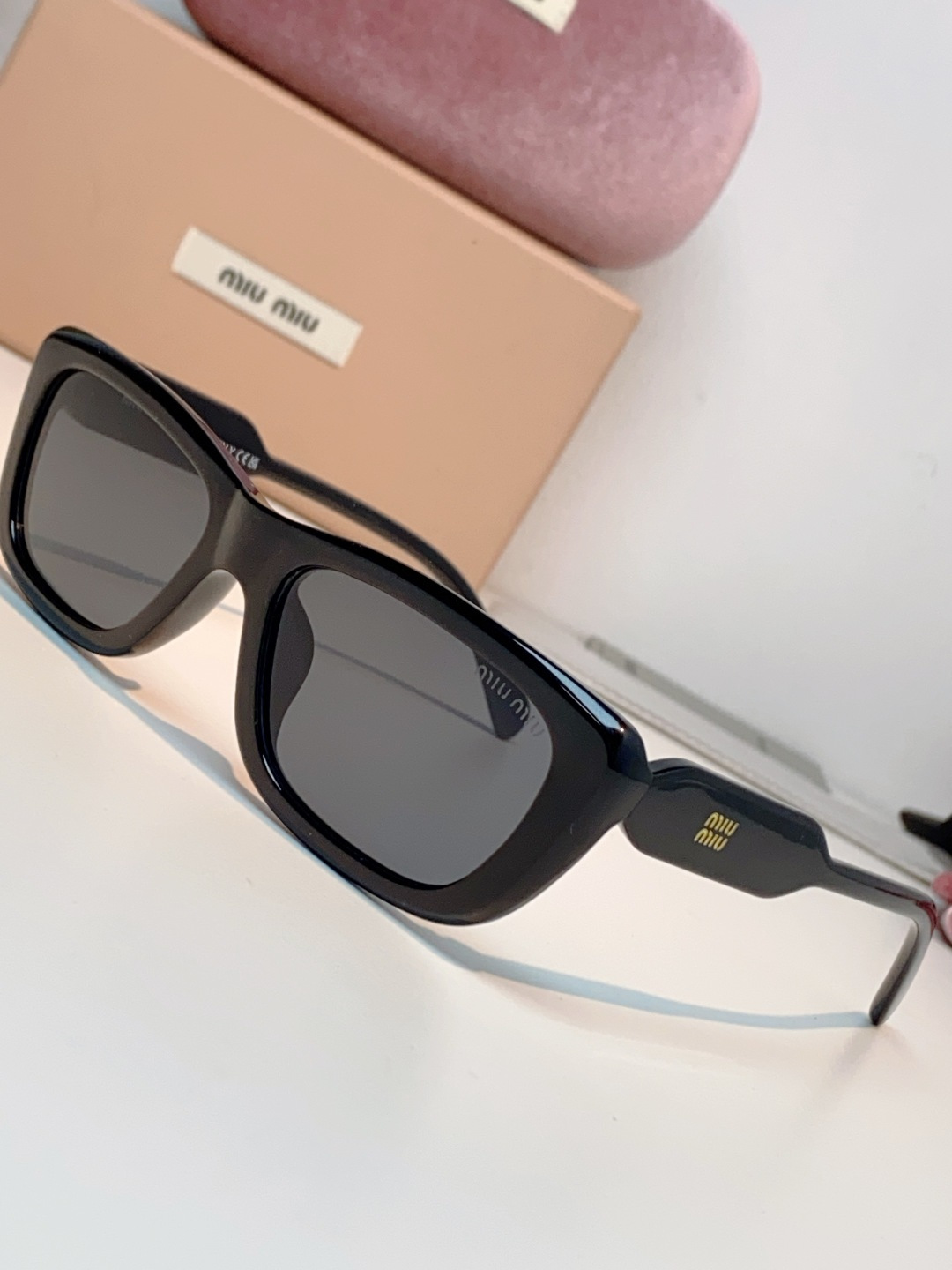 MIU MIU缪缪复古小方框墨镜🕶️ 火爆出圈的猫眼小方框，甜酷少女本命眼镜 利落窄框轮廓，修饰颧骨，方圆脸、圆脸友好