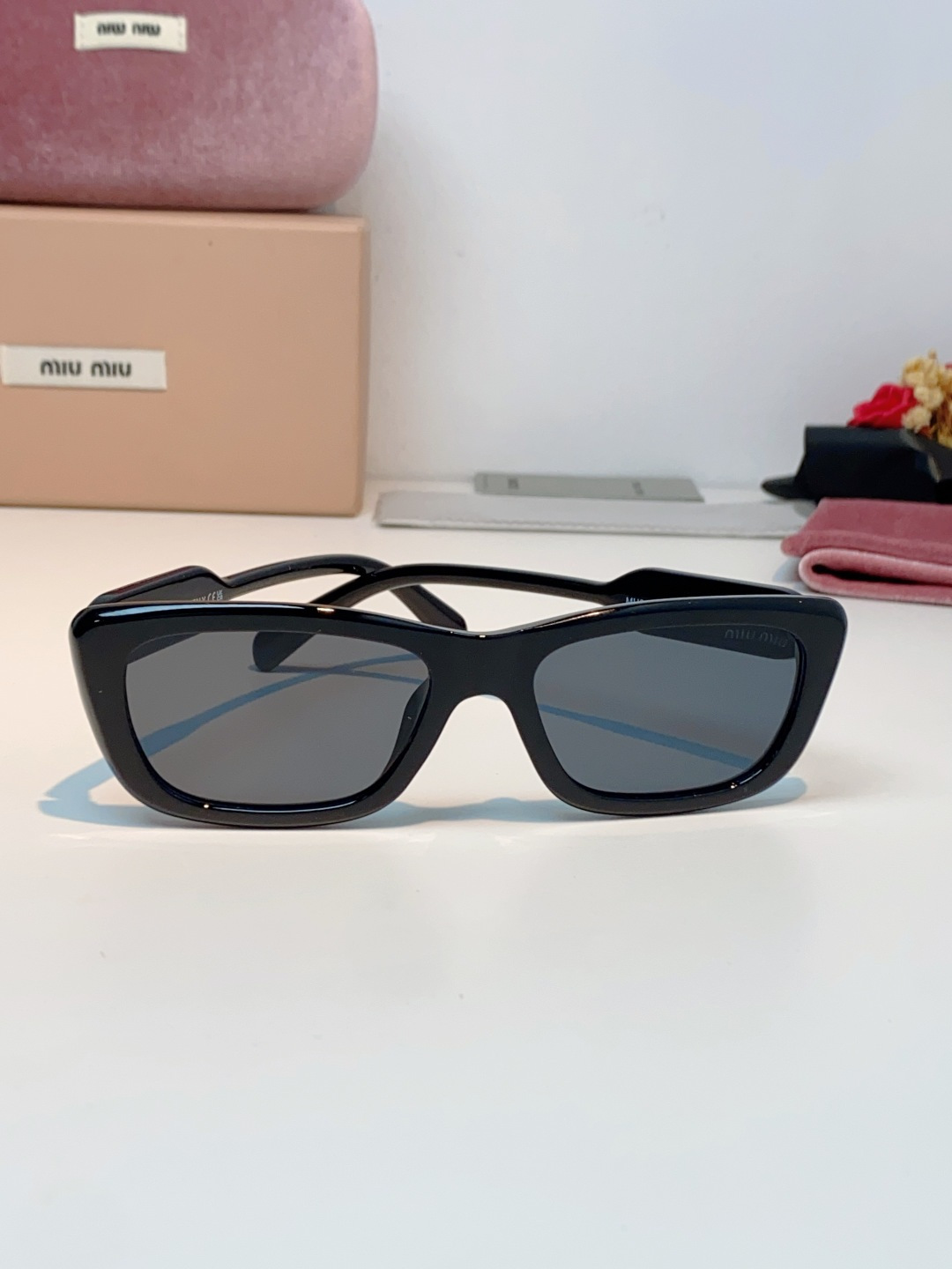 MIU MIU缪缪复古小方框墨镜🕶️ 火爆出圈的猫眼小方框，甜酷少女本命眼镜 利落窄框轮廓，修饰颧骨，方圆脸、圆脸友好