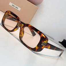 Miu Miu缪缪 方块墨镜|复古美式氛围感🕶️ 厚板材小方盒镜框,自带千禧年复古格调 镜侧立体金属字母logo,精致又 Miu Miu缪缪 方块墨镜|复古美式氛围感🕶️ 厚板材小方盒镜框,自带千禧年复古格调 镜侧立体金属字母logo,精致又