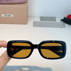 Miu Miu缪缪 方块墨镜|复古美式氛围感🕶️ 厚板材小方盒镜框,自带千禧年复古格调 镜侧立体金属字母logo,精致又 Miu Miu缪缪 方块墨镜|复古美式氛围感🕶️ 厚板材小方盒镜框,自带千禧年复古格调 镜侧立体金属字母logo,精致又