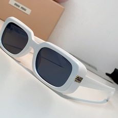 Miu Miu缪缪 方块墨镜|复古美式氛围感🕶️ 厚板材小方盒镜框,自带千禧年复古格调 镜侧立体金属字母logo,精致又 Miu Miu缪缪 方块墨镜|复古美式氛围感🕶️ 厚板材小方盒镜框,自带千禧年复古格调 镜侧立体金属字母logo,精致又