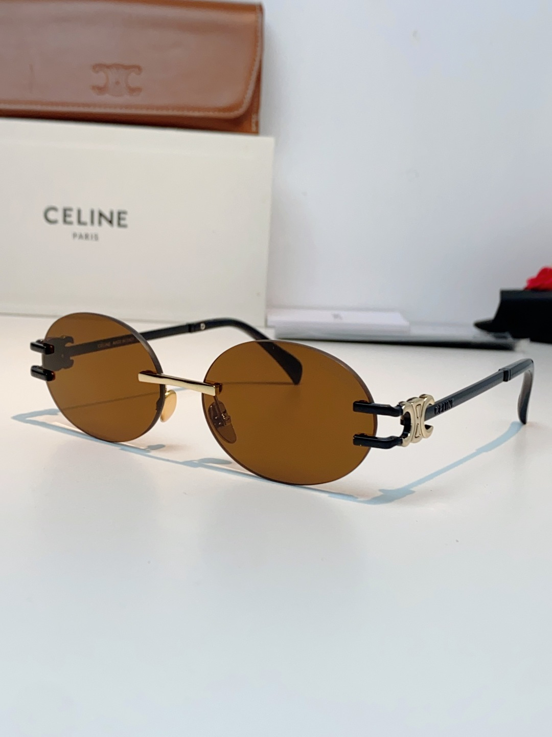 CELINE塞林 凯旋门无框椭圆墨镜|法式复古氛围感拉满🕶小众无框椭圆形镜片,自带90年代复古腔调,镜腿标志性凯旋门金属 CELINE塞林 凯旋门无框椭圆墨镜|法式复古氛围感拉满🕶小众无框椭圆形镜片,自带90年代复古腔调,镜腿标志性凯旋门金属