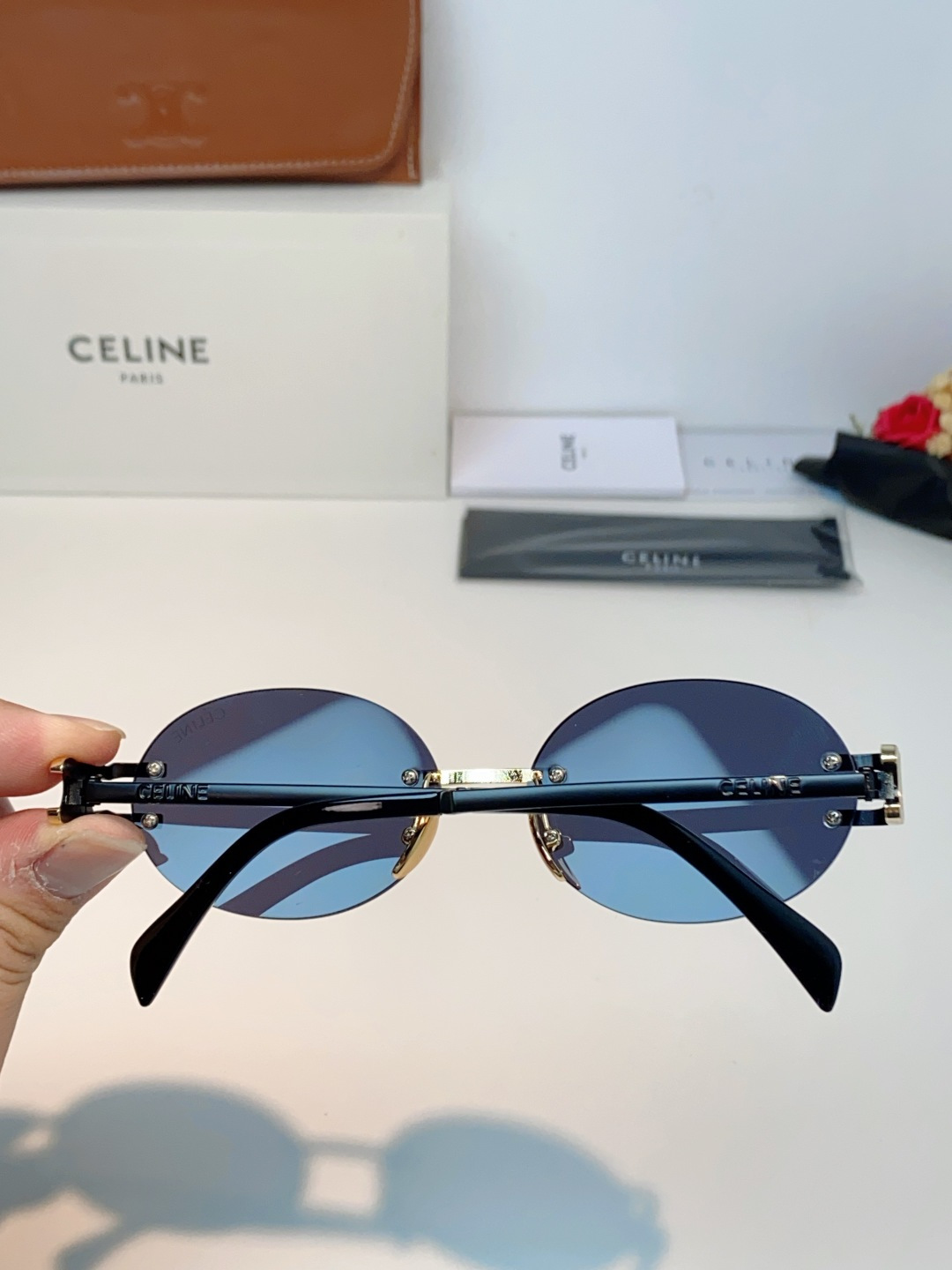 CELINE塞林 凯旋门无框椭圆墨镜|法式复古氛围感拉满🕶小众无框椭圆形镜片,自带90年代复古腔调,镜腿标志性凯旋门金属 CELINE塞林 凯旋门无框椭圆墨镜|法式复古氛围感拉满🕶小众无框椭圆形镜片,自带90年代复古腔调,镜腿标志性凯旋门金属