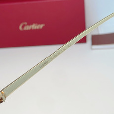 Cartier卡地亚 豹子无框切边墨镜,贵气感直接拉满🖤,精致钻石切边镜片,棱角闪耀通透高级标志性豹头金属饰件,野性又优 Cartier卡地亚 豹子无框切边墨镜,贵气感直接拉满🖤,精致钻石切边镜片,棱角闪耀通透高级标志性豹头金属饰件,野性又优