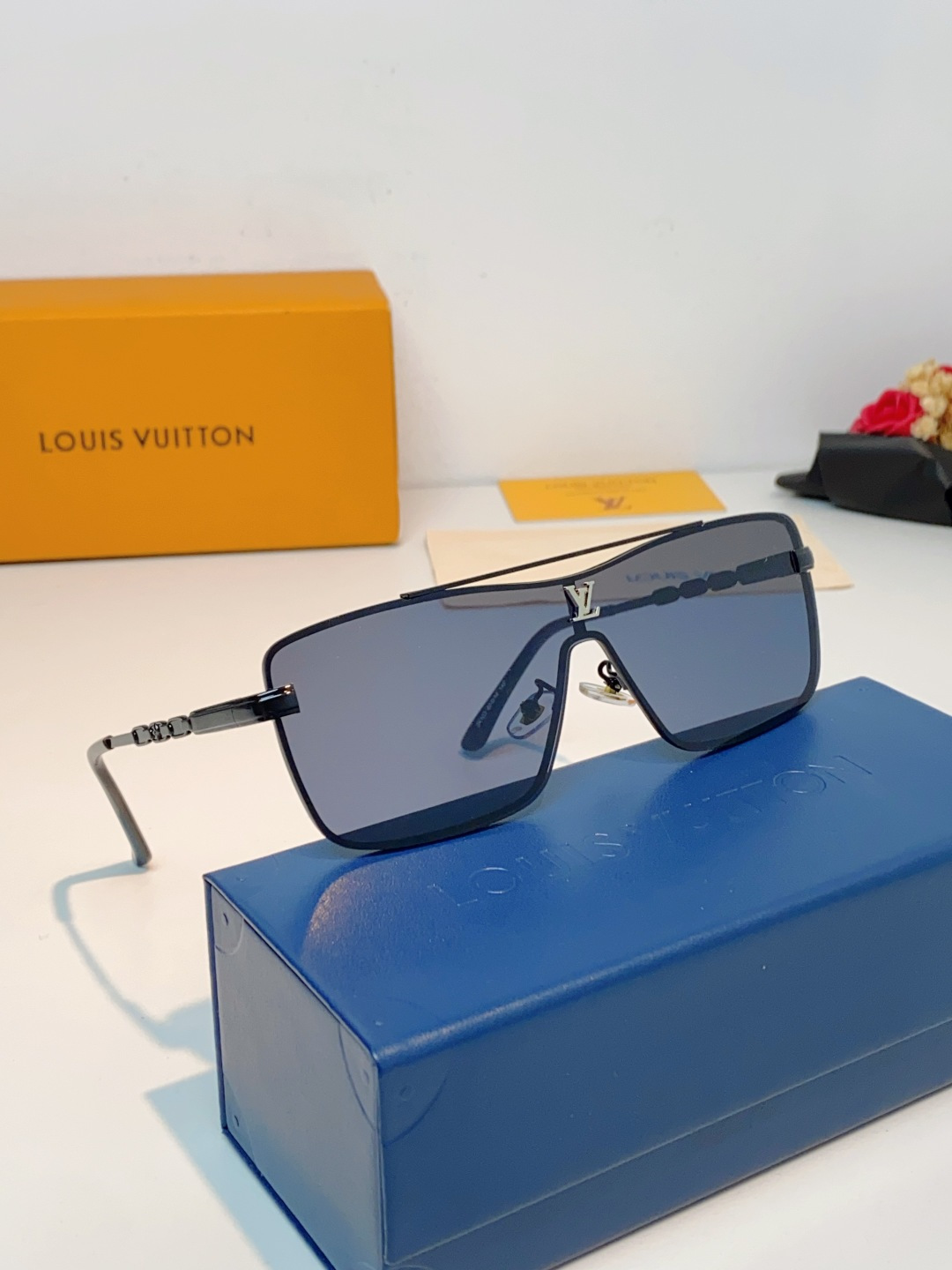 LOUISVUITTON路易威登 LV一体式飞行员大框墨镜|酷感气场担当🕶整片式连体镜片设计,视野开阔大气,巨显脸小 LOUISVUITTON路易威登 LV一体式飞行员大框墨镜|酷感气场担当🕶整片式连体镜片设计,视野开阔大气,巨显脸小