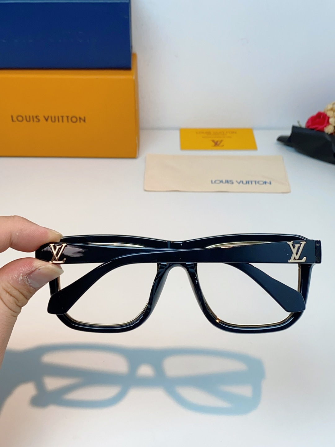 Louis Vuitton路易威登 2026新款LV黑金方框墨镜｜复古显贵通勤神镜✨经典大方框版型，利落修饰颧骨与方圆脸