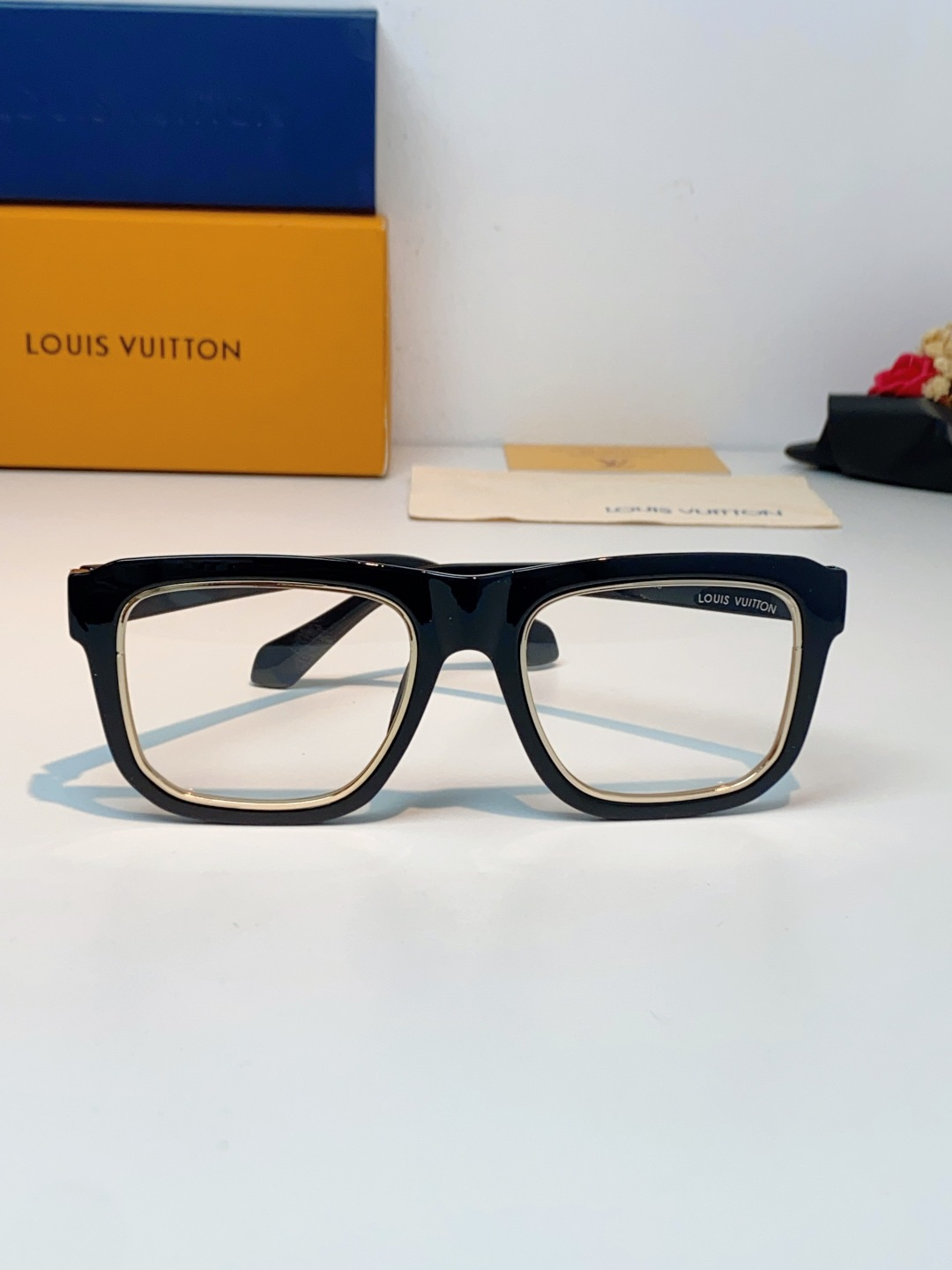 Louis Vuitton路易威登 2026新款LV黑金方框墨镜｜复古显贵通勤神镜✨经典大方框版型，利落修饰颧骨与方圆脸